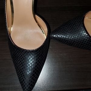 Black pump/heel,worn one time,pointed toe,Mossimo